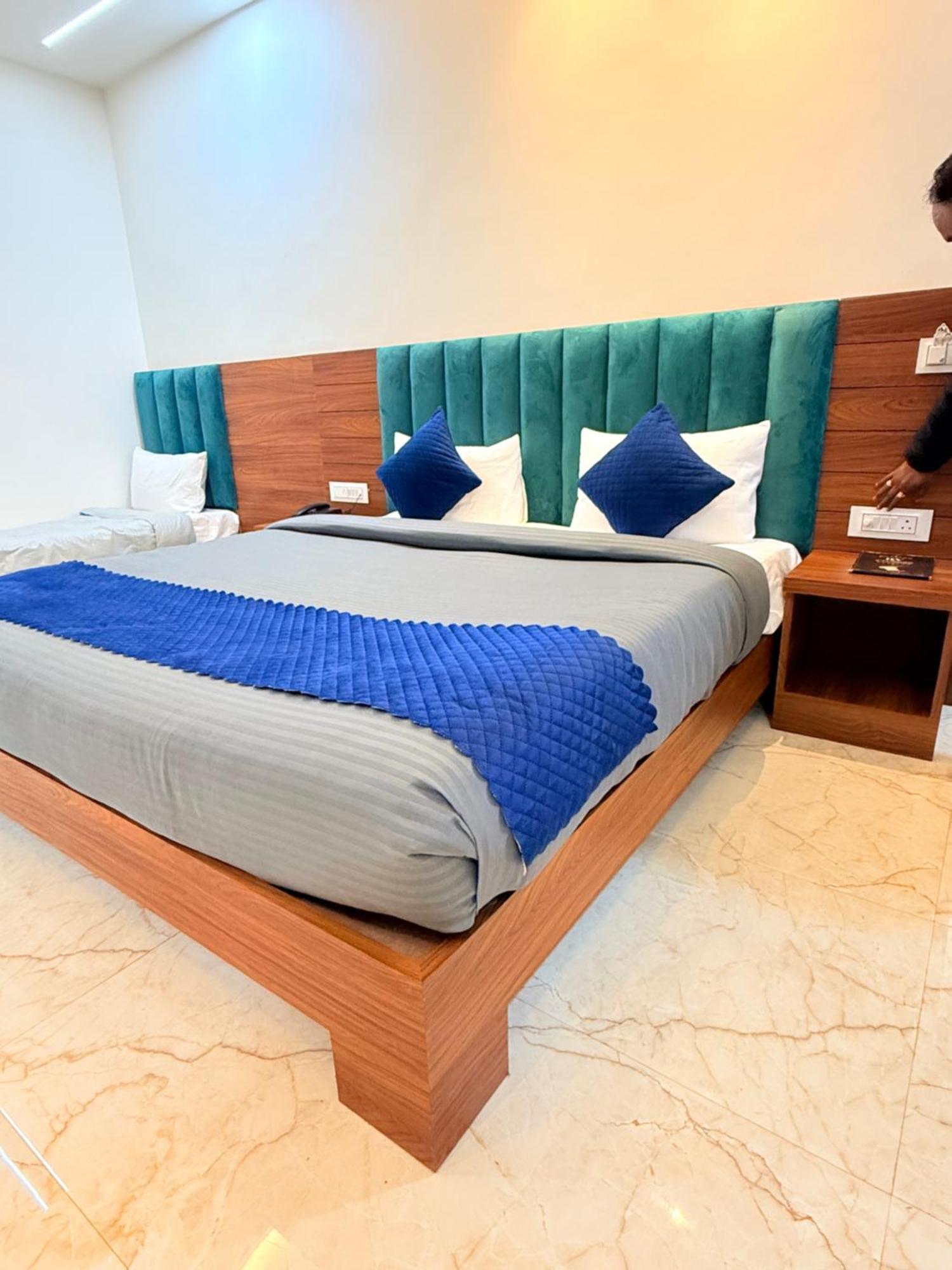 Hotel Tulip Light 马图拉 外观 照片